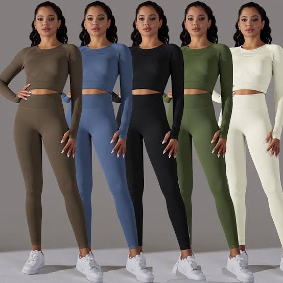 Seamless long-sleeve crop top with contour shading and thumbhole cuff construction
