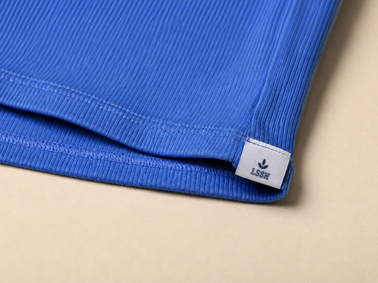 Woven side or hem label on activewear