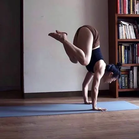 Yoga shorts leg raise fit review showing inseam and ride-up behavior