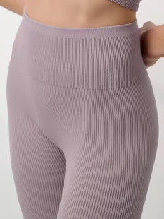 Coordinating seamless leggings with a compatible ribbed fabric or color direction