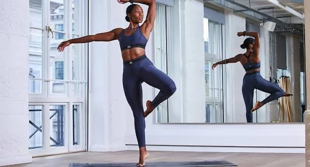 Pilates cropped activewear top paired with high-waisted leggings for movement-based fit evaluation
