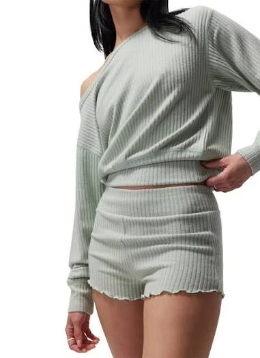 Engineered knit structure around the elbow of a seamless training long sleeve