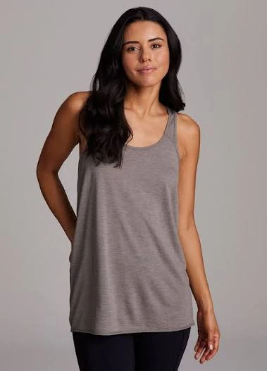 Extended-length gym training top showing longer hem and relaxed torso coverage