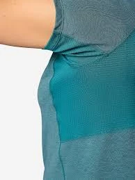 Underarm joining seam and stitch structure on a cut-and-sew gym top